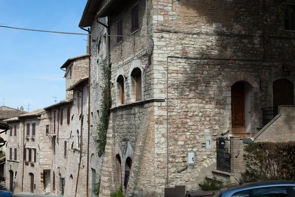 Middeleeuwse straat in de stad van de Italiaanse heuvel van assisi — Stockfoto