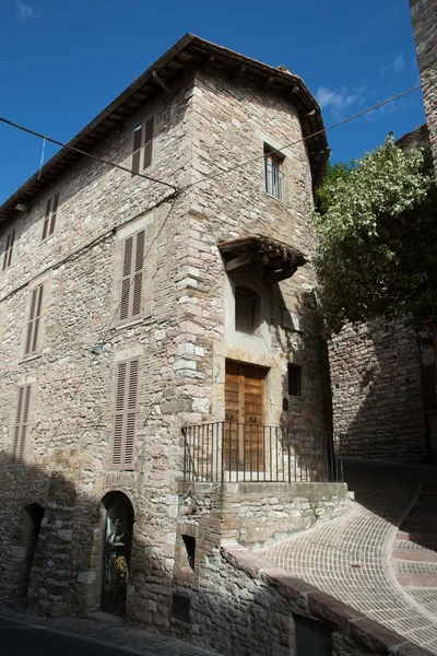 Středověká ulice v italské hill města assisi — Stock fotografie