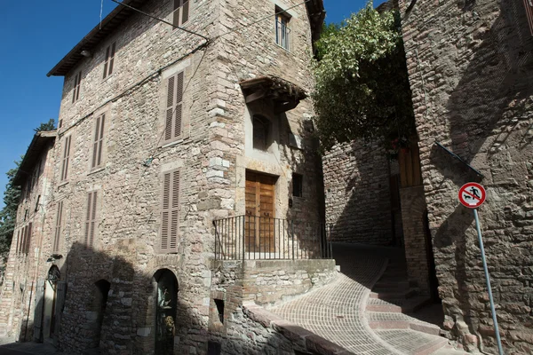 Strada medievale nella città collinare italiana di Assisi — Foto Stock