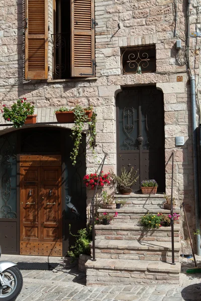 Fiori in vaso sui gradini in pietra casa medievale — Foto Stock