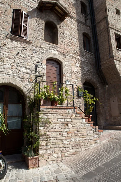 Middeleeuwse straat in de stad van de Italiaanse heuvel van assisi — Stockfoto
