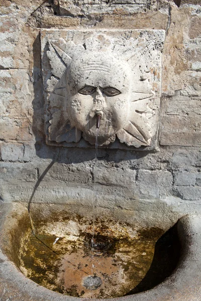 Sten fontän. Assisi. Umbrien — Stockfoto