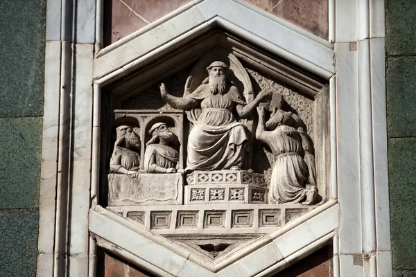Florenz - das sechseckige Relief auf dem Glockenturm der Giottos — Stockfoto