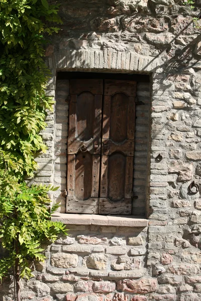 Okno v staré kamenné zdi — Stock fotografie