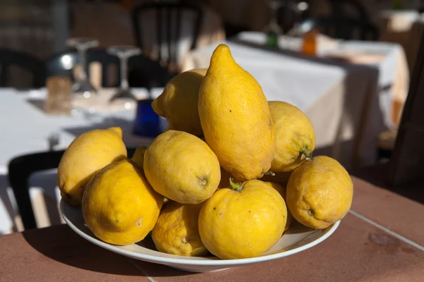 Een plaat van rijp citroenen — Stockfoto