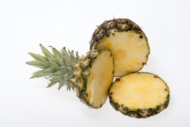 Beyaz arka planda taze bir ananas.