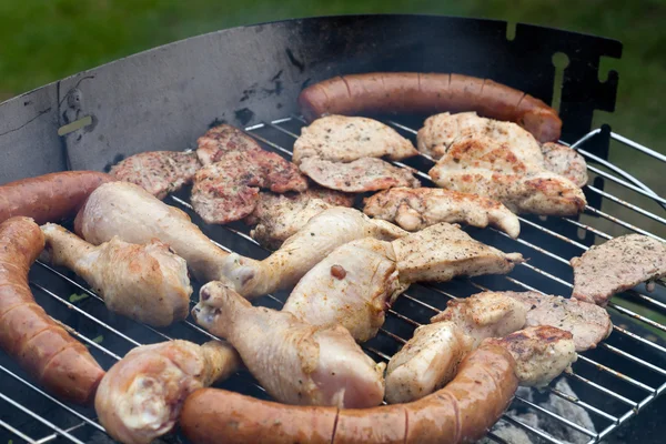 Barbecue avec délicieuse viande grillée sur le gril — Photo