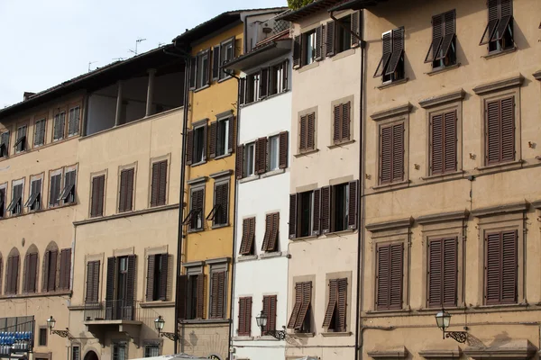 Florence - prachtige, historische huurhuisjes op piazza santa croce — Stockfoto