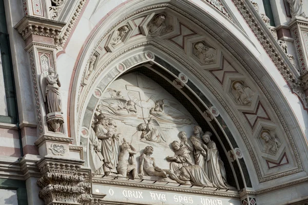 Florencie portál v kostele santa croce — Stock fotografie