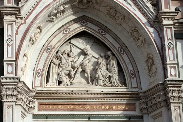 フィレンツェ ポータル サンタ ・ クローチェ教会で — ストック写真