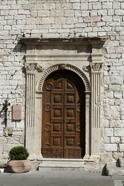Деревянные жилые двери в Тоскане . — стоковое фото