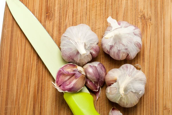Garlic on the wooden table — Stock Photo, Image