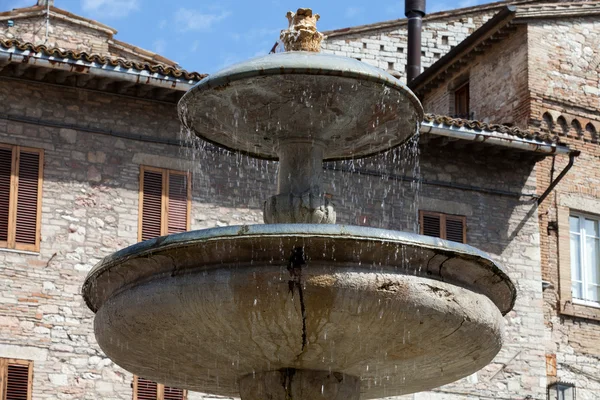 Assisi fontein in het centrale plein — Stockfoto