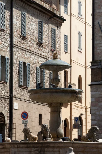 Assisi fountain in the Main Square — Stock Photo, Image