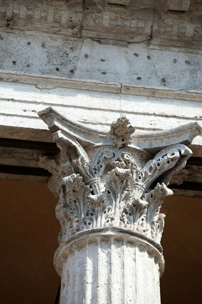 Close up van een Korinthische kapitaal. — Stockfoto