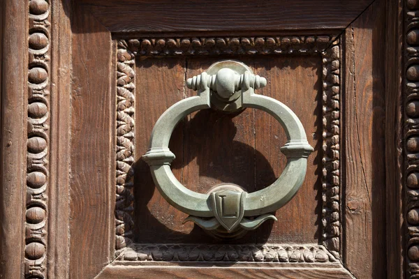 Doorknocker na allwood drzwi — Zdjęcie stockowe