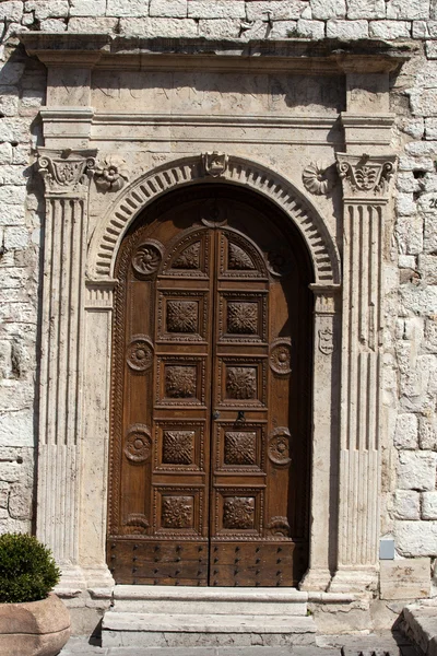 Wooden residential doorway in Tuscany. — Stock Photo, Image