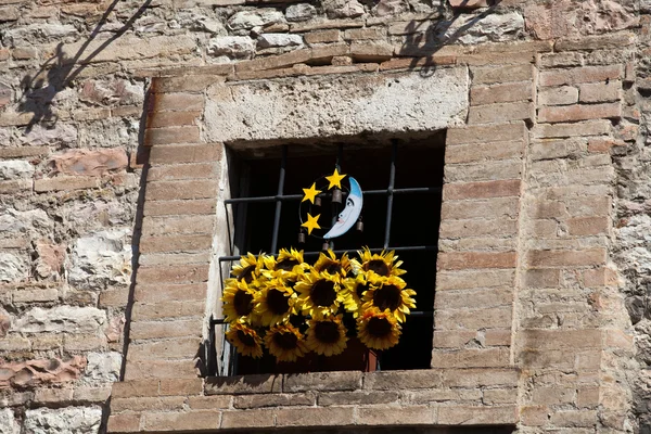 Jendela lama di Assisi — Stok Foto
