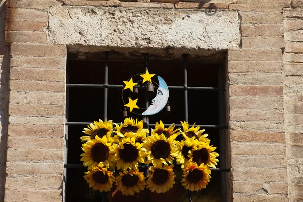 Altes Fenster in assisi — Stockfoto