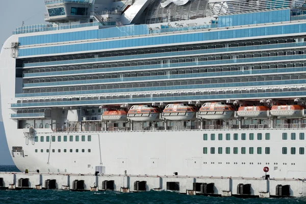 Пассажирское судно в порту . — стоковое фото