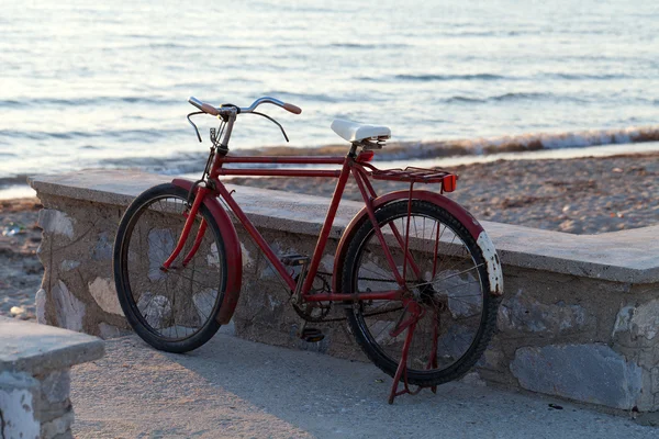 Bicicleta vermelha velha na praia — Fotografia de Stock