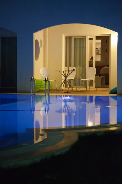 Une piscine balnéaire au crépuscule — Photo