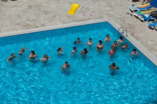 Están haciendo agua aeróbica en la piscina —  Fotos de Stock