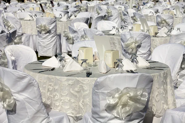 Mesa de restaurante vazia servido com toalha de mesa branca — Fotografia de Stock