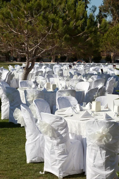 Lege serveertafel met wit tafelkleed — Stockfoto