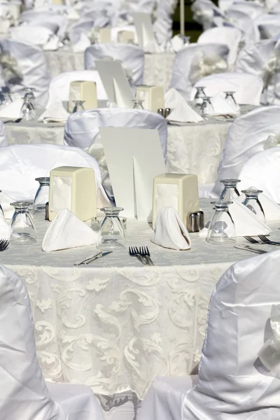 Lege serveertafel met wit tafelkleed — Stockfoto