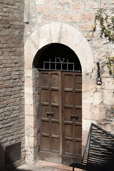 Houten residentiële deuropening in Toscane. — Stockfoto