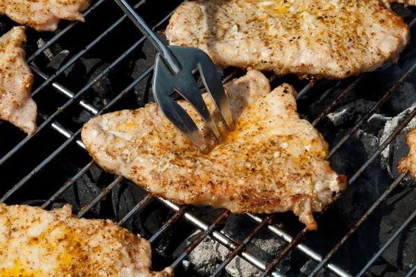 Grill finom grillezett hússal grillen — Stock Fotó