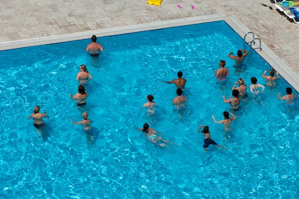 Están haciendo agua aeróbica en la piscina —  Fotos de Stock