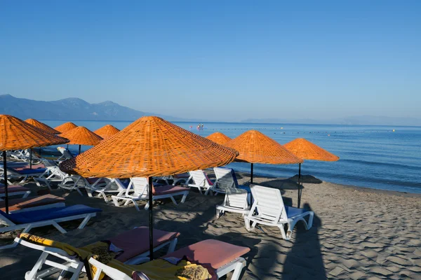海滩躺椅和海上雨伞. — 图库照片
