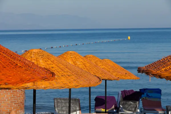 Пляжні шезлонги і парасольки на морі . — стокове фото