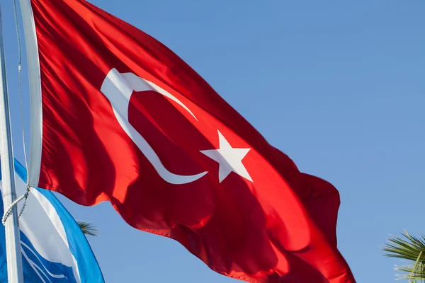 Ondeando la bandera de Turquía bajo el cielo azul — Foto de Stock