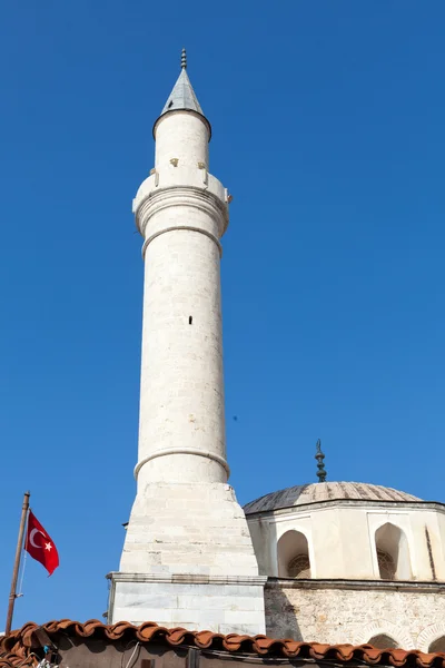 En minaret i en moské i kusadasi — Stockfoto