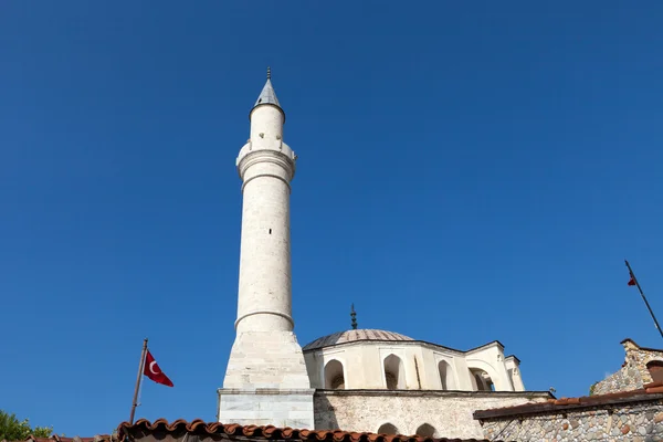 Um minarete de uma mesquita em Kusadasi — Fotografia de Stock