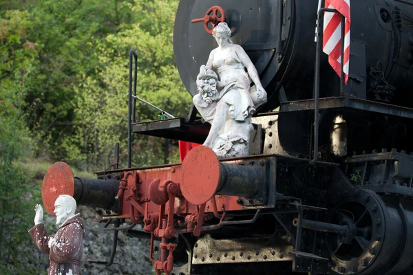 Marmeren sculptuur op de oude locomotief — Stockfoto