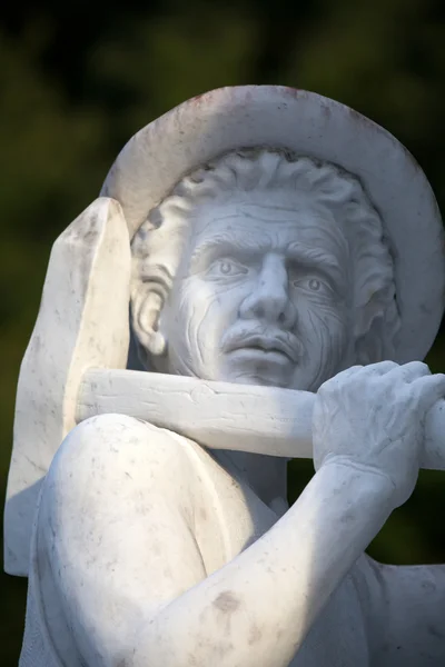 Мраморная скульптура шахтера из Каррары — стоковое фото