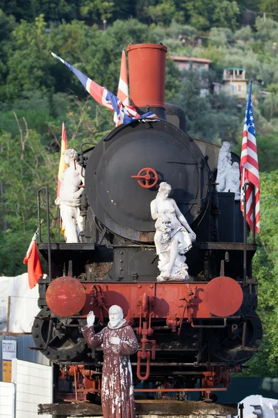 Mramorové sochy na staré lokomotivy — Stock fotografie