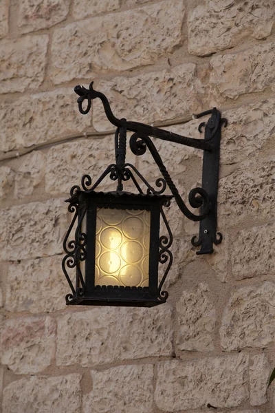 Assisi - старый фонарь — стоковое фото