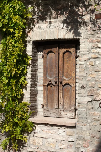 Старое окно в Ассизи — стоковое фото