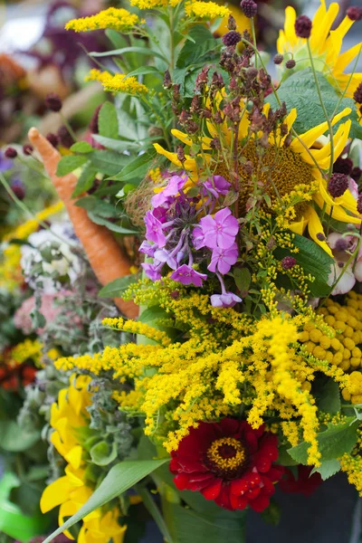 Piękne bukiety kwiatów i ziół — Zdjęcie stockowe