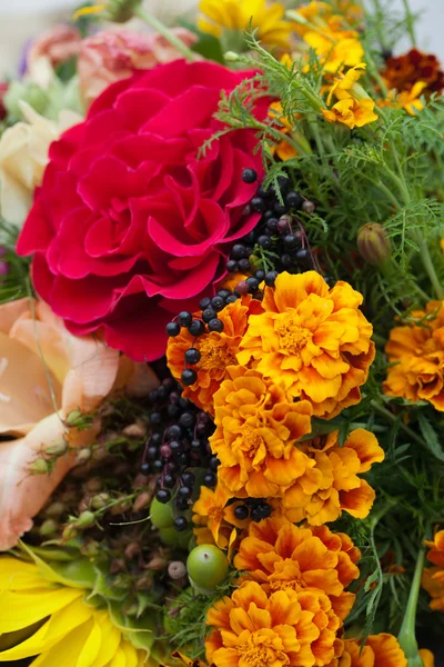 Красивые букеты цветов и трав — стоковое фото