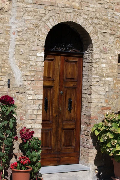 Drewniane drzwi mieszkalnych w Toskanii. Włochy — Zdjęcie stockowe
