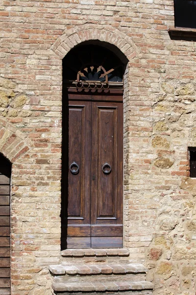 托斯卡纳的木制住宅门口。意大利 — 图库照片