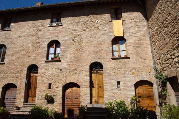 Drewniane drzwi mieszkalnych w Toskanii. Włochy — Zdjęcie stockowe