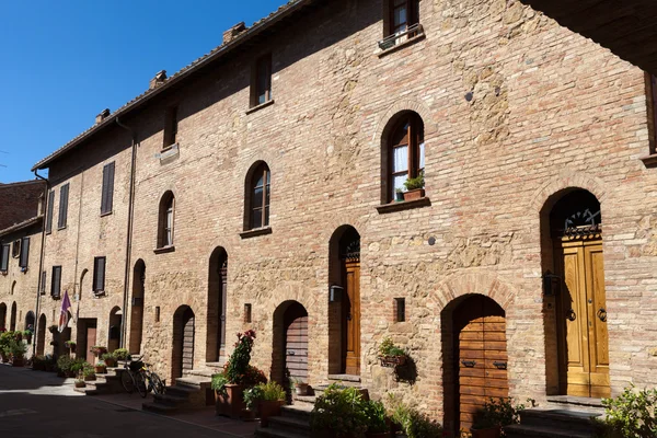 Porta residencial de madeira na Toscana. Itália — Fotografia de Stock