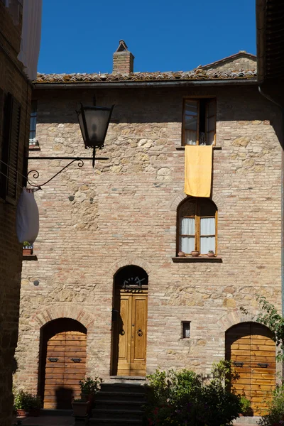 Wooden residential doorway in Tuscany. Italy — Stock Photo, Image